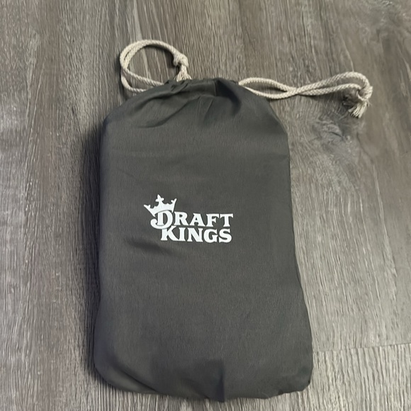 **BRAND NEW** DRAFT KINGS WEEKEND BAG - Picture 7 of 7
